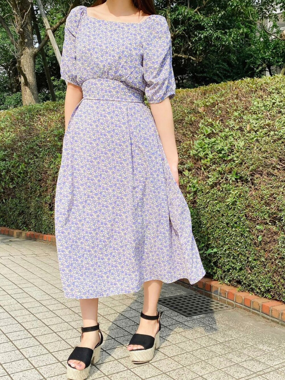 「秋のコーデ、夏、toccocloset、tocco、花柄ワンピース」｜「tocco closetのウエストりぼん付きシャーリングボリュームスリーブフラワープリントワンピース（ワンピース、パープル系）」を使った、tocco closet_JoinusYokohamaさん（レディース・157cm）の夏コーディネートの1枚目の写真