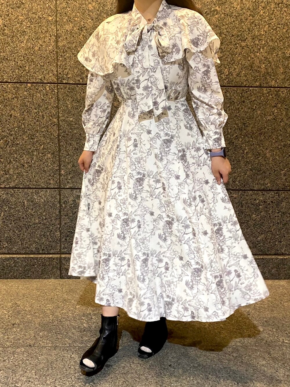 「花柄ワンピース、２ＷＡＹ、秋コーデ、トッコクローゼット、toccocloset、スタッフコーデ」｜「tocco closetの【ZOZO限定カラー】２ＷＡＹリボンケープ付きフラワープリントワンピース（ワンピース、ベージュ系）」を使った、tocco closet_JoinusYokohamaさん（レディース・160cm）の秋コーディネートの1枚目の写真