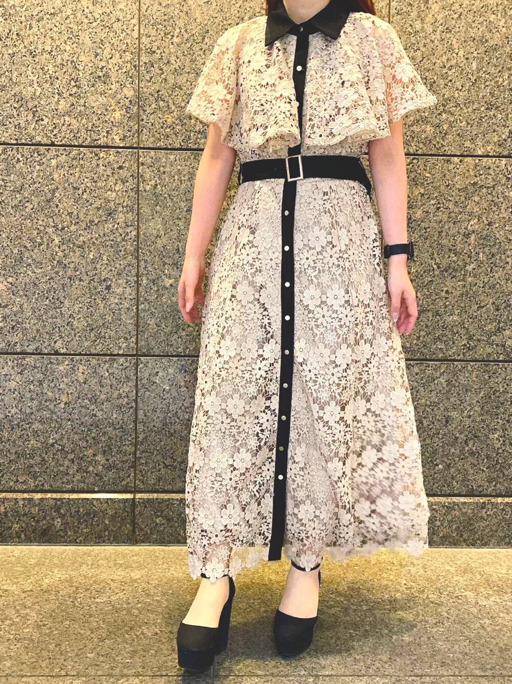 「きれいめカジュアル、レースワンピース、スタッフコーデ、toccocloset、tocco」｜「tocco closetのベルト付き配色ケープライクフラワーレースシャツワンピース（ワンピース、ベージュ系）」を使った、tocco closet_JoinusYokohamaさん（レディース・149cm）の春コーディネートの1枚目の写真