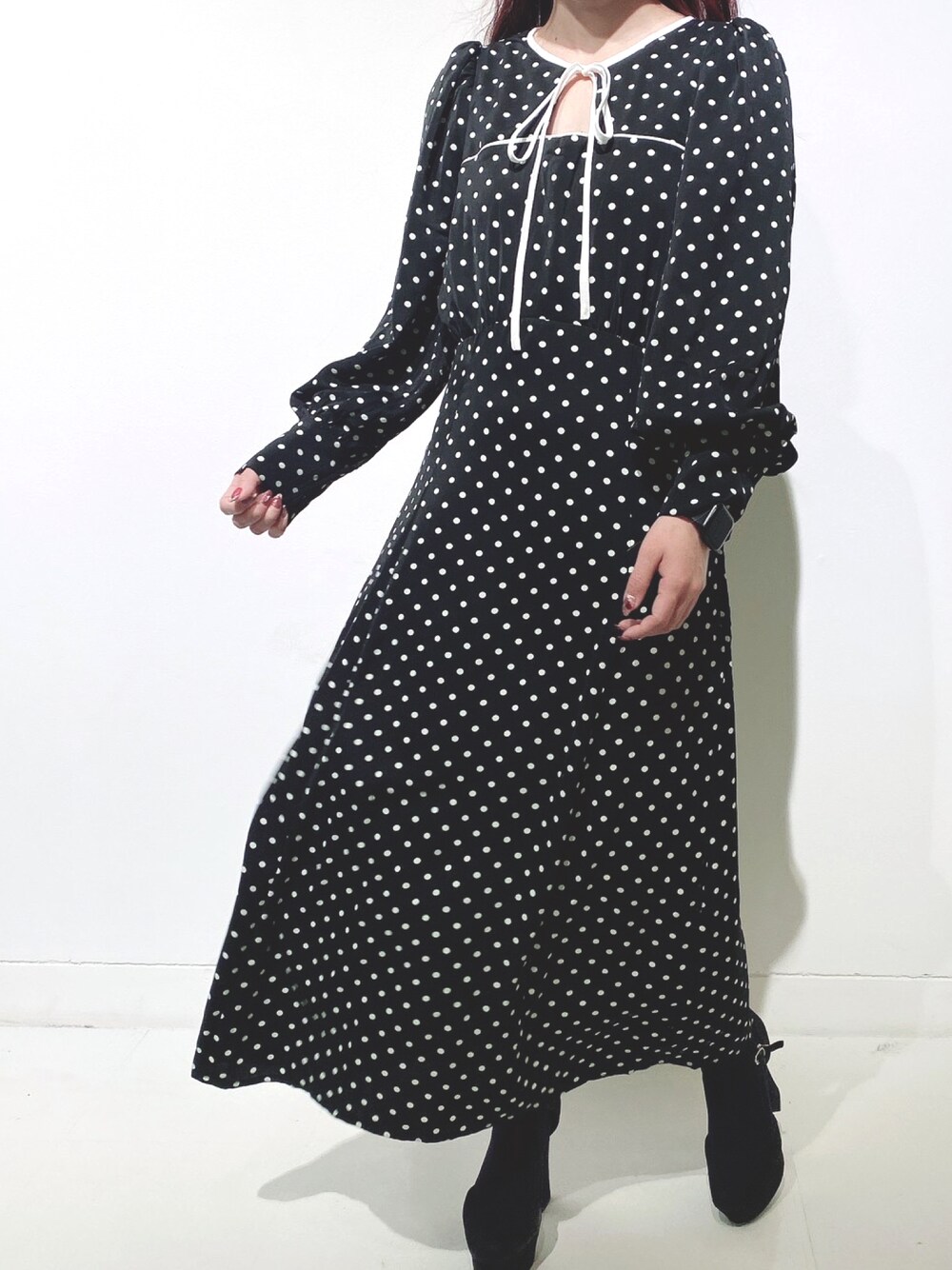 「休日コーデ、お出かけコーデ、春服コーデ、春コーデ、大人ガーリー、ワンピーススタイル、ドット、ワンピース」｜「tocco closetのリボン付き配色パフスリーブドットワンピース（ワンピース、ブラック系）」を使った、tocco closet_JoinusYokohamaさん（レディース・148cm）の冬コーディネートの1枚目の写真