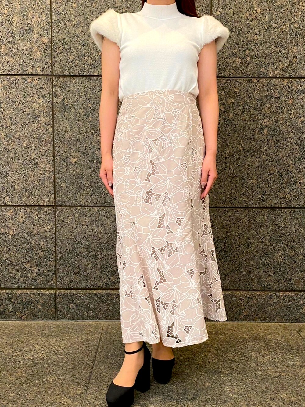 「秋コーデ、マーメイドスカート、低身長コーデ、キレイめ、トッコクローゼット、toccocloset、スタッフコーデ」｜「tocco closetのファースリーブ切り替えニットプルオーバー（ニット/セーター、ホワイト系）」を使った、tocco closet_JoinusYokohamaさん（レディース・148cm）の秋コーディネートの1枚目の写真