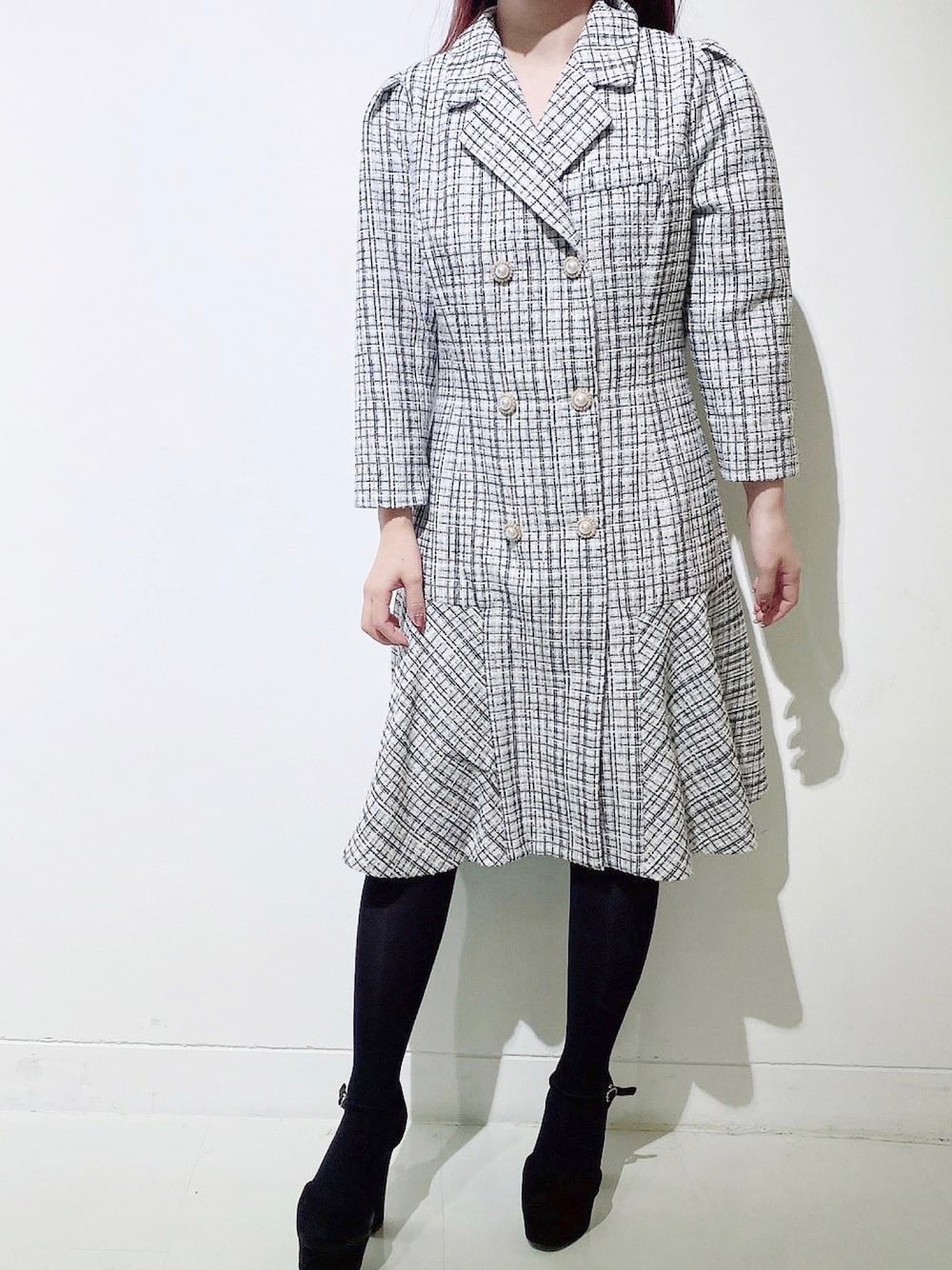 「休日コーデ、春服コーデ、春コーデ、大人ガーリー、toccocloset、tocco、ツイード、ワンピース」｜「tocco closetの襟付きパールボタン裾切り替えフレアツイードワンピース（ワンピース、ブラック系）」を使った、tocco closet_JoinusYokohamaさん（レディース・148cm）の冬コーディネートの1枚目の写真