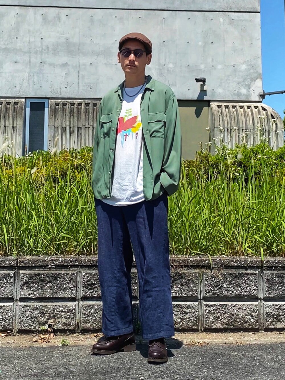 「シャツスタイル、プリントT、フレアパンツ、革靴、ビッグシルエット、厚底シューズ、アースカラー、デニム、大人カジュアル、UNDER COVER、古着MIX、サングラス、レーヨンシャツ、春夏コーデ、オトナカジュアル」｜「UNDERCOVERのアイテム（Tシャツ/カットソー、ホワイト系）」を使った、masaさん（メンズ・176cm）の夏コーディネートの1枚目の写真