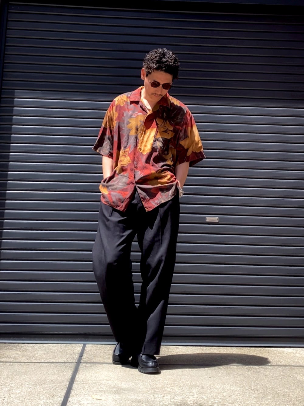 「古着MIX、柄シャツ、初夏コーデ、オープンカラーシャツ、厚底シューズ、ビッグシルエット、モノトーン、休日スタイル、きれいめカジュアル、シャツスタイル、韓国ファッション、大人カジュアル、サングラス、プチプラ、レーヨンシャツ」｜「VINTAGEのアイテム（シャツ/ブラウス、その他）」を使った、masaさん（メンズ・176cm）の夏コーディネートの1枚目の写真