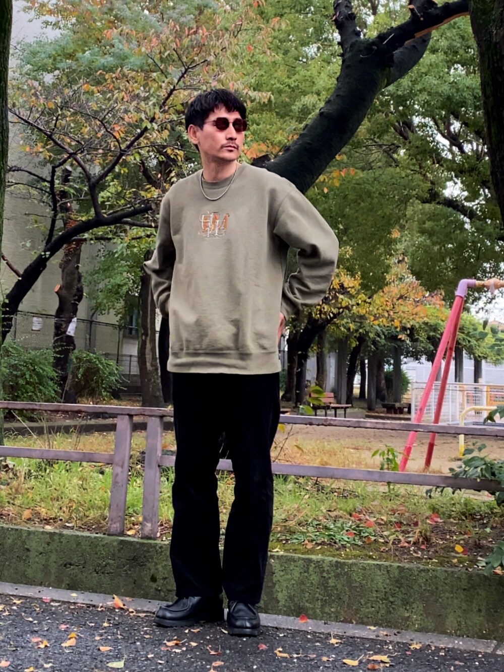 「スウェット、ストリートMIX、古着MIX、フレアパンツ、コーデュロイパンツ、ビッグシルエット、革靴、KLEMAN、Wrangler、大人カジュアル、秋コーデ、黒パンツ、シンプルコーデ、休日スタイル、supreme」｜「Supreme のアイテム（スウェット、グリーン系）」を使った、masaさん（メンズ・176cm）の秋コーディネートの1枚目の写真