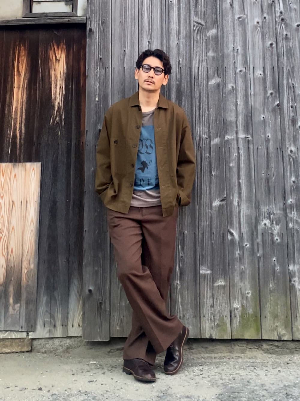 「秋コーデ、ブラウン、スラックス、メガネ男子、古着MIX、レイヤードスタイル、ワントーンコーデ、大人カジュアル、きれいめカジュアル、シンプルコーデ、休日スタイル、ビッグシルエット、秋冬コーデ、アースカラー、ワイドパンツ」｜「N.HOOLYWOODのアイテム（Tシャツ/カットソー、グレー系）」を使った、masaさん（メンズ・176cm）の秋コーディネートの1枚目の写真