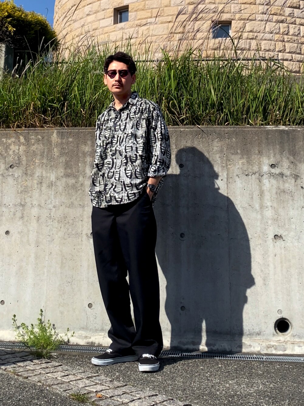 「シャツスタイル、スラックス、柄シャツ、サングラス、きれいめカジュアル、休日スタイル、VANS、スニーカー、スニーカーコーデ、aie、オトナカジュアル、モノトーン、シンプルコーデ、ストリート、ビッグシルエット」｜「AiEのアイテム（シャツ/ブラウス、ホワイト系）」を使った、masaさん（メンズ・176cm）の春コーディネートの1枚目の写真