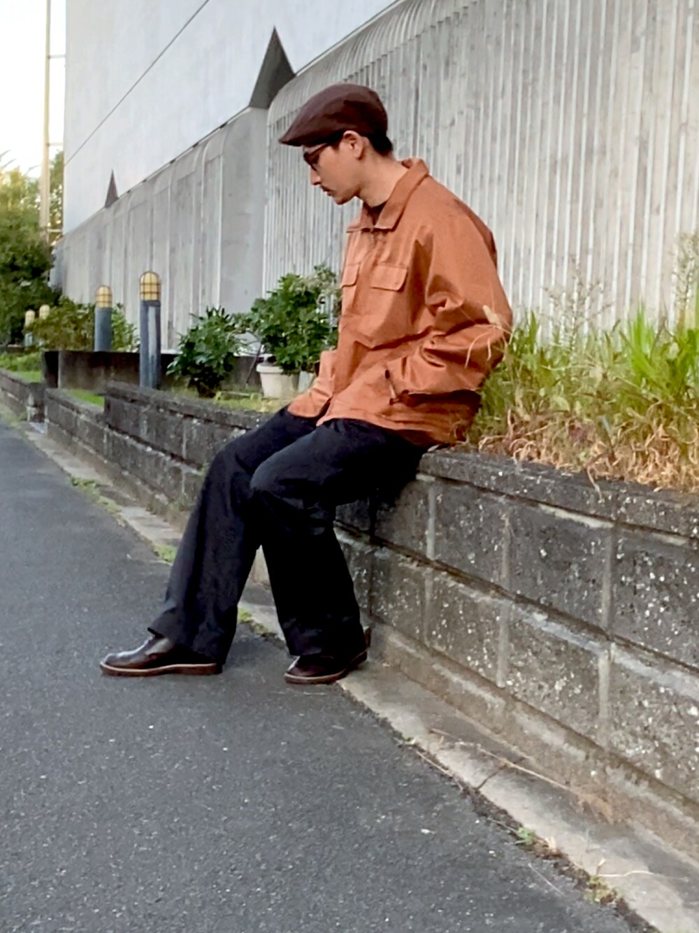 ブラウン系のブルゾン、ブラック系のチノパンツ、ブラウン系のTシャツ/カットソーを着用したメンズの秋コーディネートの1枚目の写真