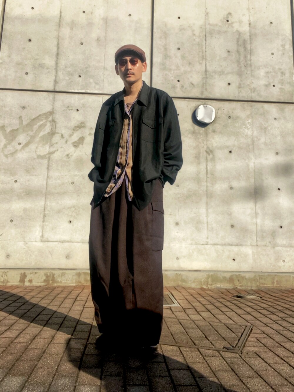 「大人カジュアル、ビッグシルエット、古着、古着MIX、カーゴパンツ、秋コーデ、革靴、レイヤードスタイル、重ね着ベストシーズン、Paraboot、柄シャツ、メンズファッション、ワイドパンツ、アースカラー、ハンチング」｜「VINTAGEのアイテム（シャツ/ブラウス、その他）」を使った、masaさん（メンズ・176cm）の秋コーディネートの1枚目の写真