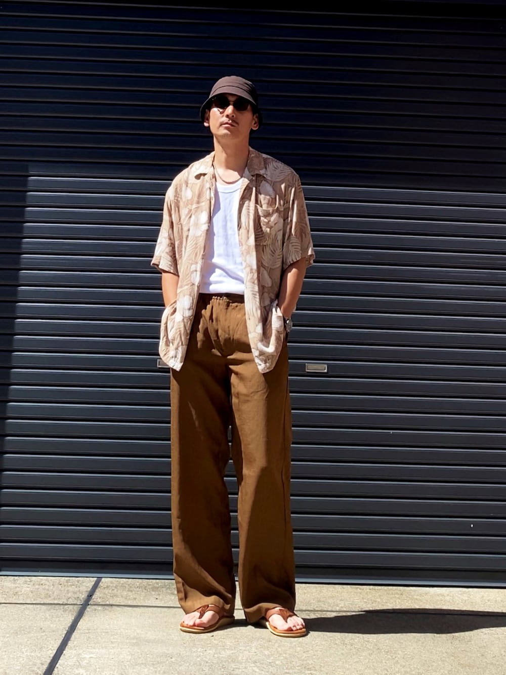 「バケットハット、休日スタイル、サンダル、ビッグシルエット、スラックス、夏コーデ、夏セールで買いました、柄シャツ、オープンカラーシャツ、タンクトップ、シンプルコーデ、サングラス、ワイドパンツ、古着MIX、きれいめカジュアル」｜「MILLERの＜Miller × monkey time＞ WIDE RIB TANK TOP/タンクトップ（タンクトップ、ホワイト系）」を使った、masaさん（メンズ・176cm）の夏コーディネートの1枚目の写真