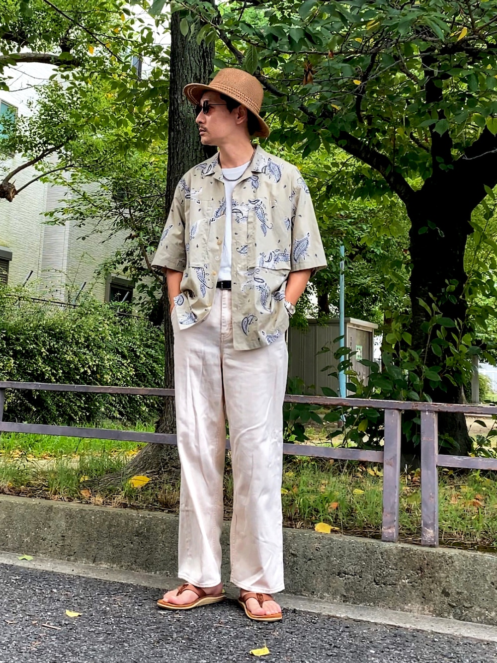 「柄シャツ、ビッグシルエット、白Tシャツ、白パンツ、麦わら帽子、タックイン、大人カジュアル、UNIQLO、サンダル、夏コーデ、真夏のアクティブスタイル、ラフコーデ、シャツスタイル、ハット、レイヤードスタイル」｜「WELLDERの【WELLDER】Utility Open Collar Half Sleeve Shirt（シャツ/ブラウス、ベージュ系）」を使った、masaさん（メンズ・176cm）の夏コーディネートの1枚目の写真