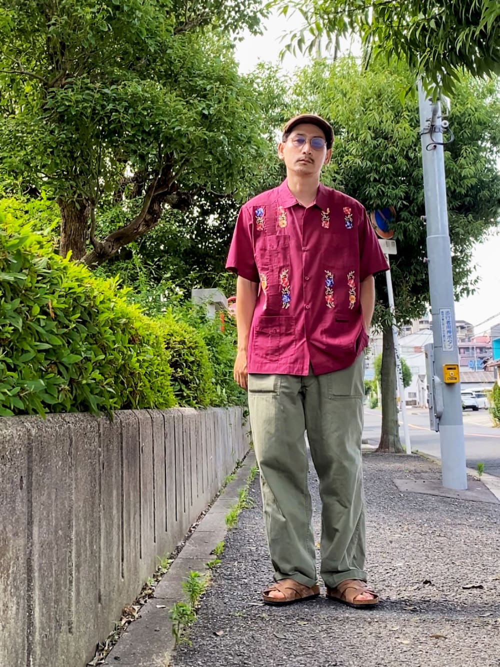 「古着MIX、夏コーデ、サンダル、キューバシャツ、サングラス、supreme、シャツスタイル、オトナカジュアル、オープンカラーシャツ、ベイカーパンツ、レザーサンダル、ハンチング、guayabera、リラックススタイル、アースカラー」｜「Supreme のアイテム（シャツ/ブラウス、レッド系）」を使った、masaさん（メンズ・176cm）の夏コーディネートの1枚目の写真