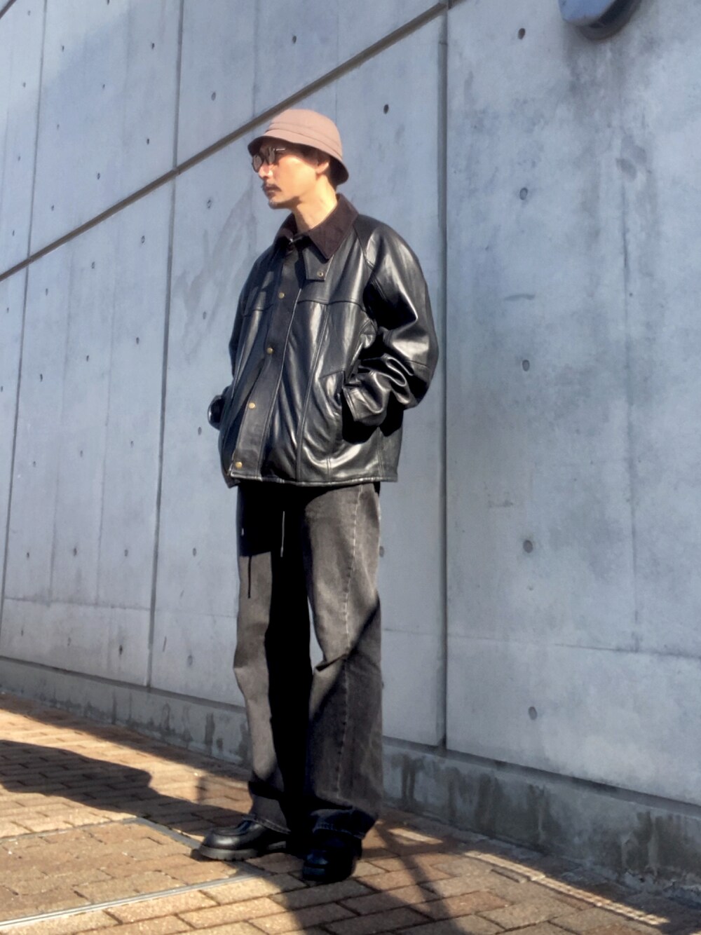 「ファッションを楽しもう、冬コーデ、レザージャケット、YOUSED、レザー、モノトーン、ブラックコーデ、デニムパンツ、フレアパンツ、Levi's、冬アウター、大人カジュアル、休日スタイル、ストリート、ブラックデニム」｜「YOUSEDのREMAKE LEATHER DRIVERS JACKET（その他アウター、ブラック系）」を使った、masaさん（メンズ・176cm）の秋コーディネートの1枚目の写真