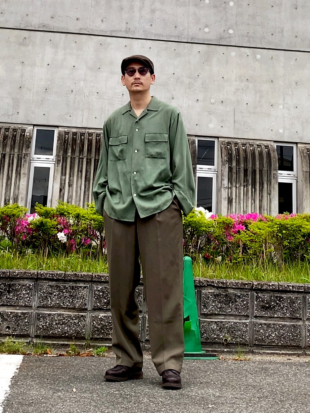 「オープンカラーシャツ、古着MIX、スラックス、革靴、きれいめカジュアル、ハンチング、Paraboot、ビッグシルエット、春夏コーデ、シャツスタイル、休日スタイル、ラフ、アースカラー、レーヨンシャツ、大人カジュアル」｜「THEEのアイテム（シャツ/ブラウス、グリーン系）」を使った、masaさん（メンズ・176cm）の春コーディネートの1枚目の写真