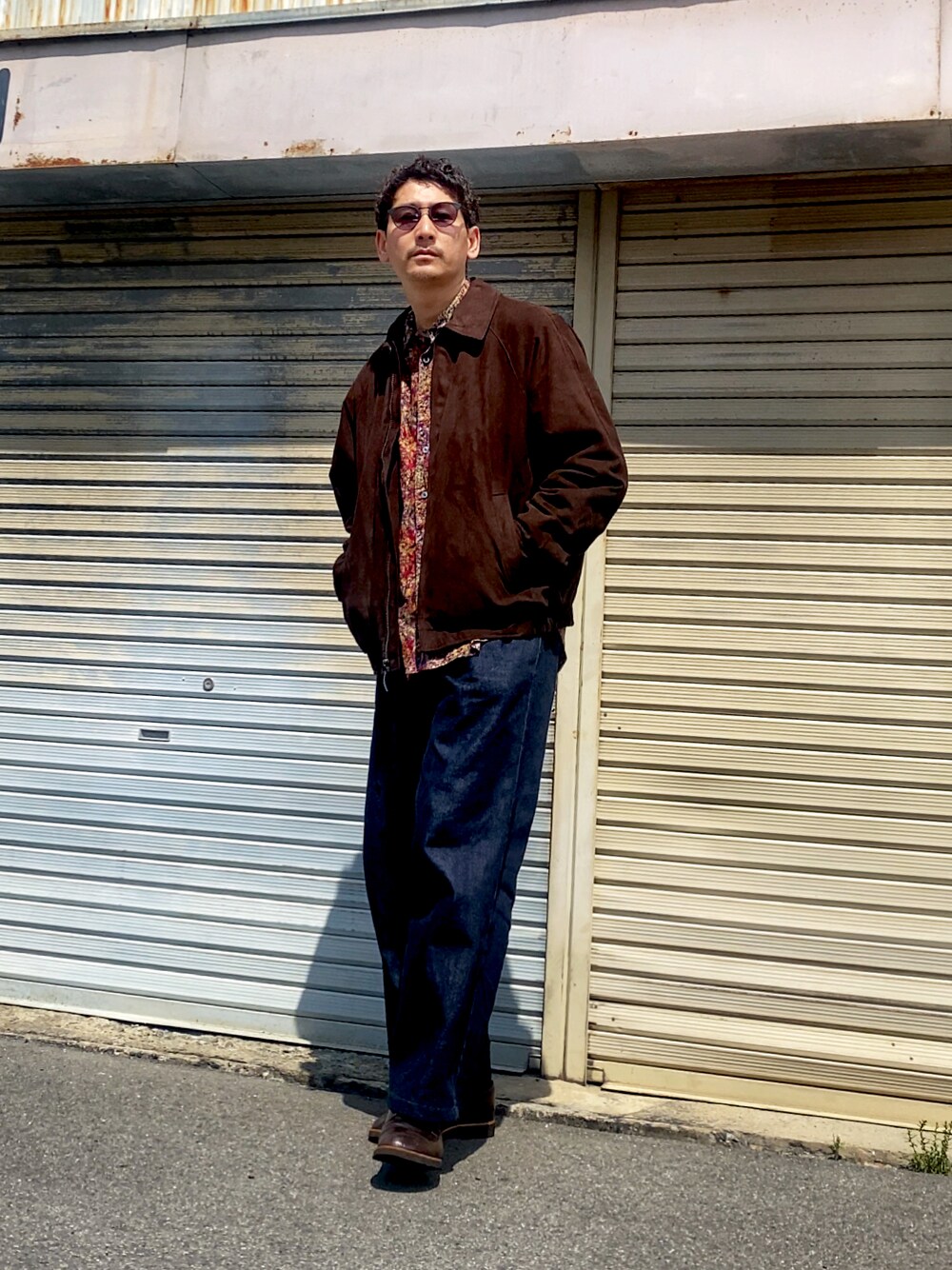 「古着MIX、いまどきジャケット写真、オトナカジュアル、柄シャツ、デニム、春コーデ、シャツスタイル、プチプラ、デニムパンツ、革靴、カジュアル、シンプルコーデ、アースカラー、サングラス、aie」｜「AiEのアイテム（シャツ/ブラウス、その他）」を使った、masaさん（メンズ・176cm）の春コーディネートの1枚目の写真