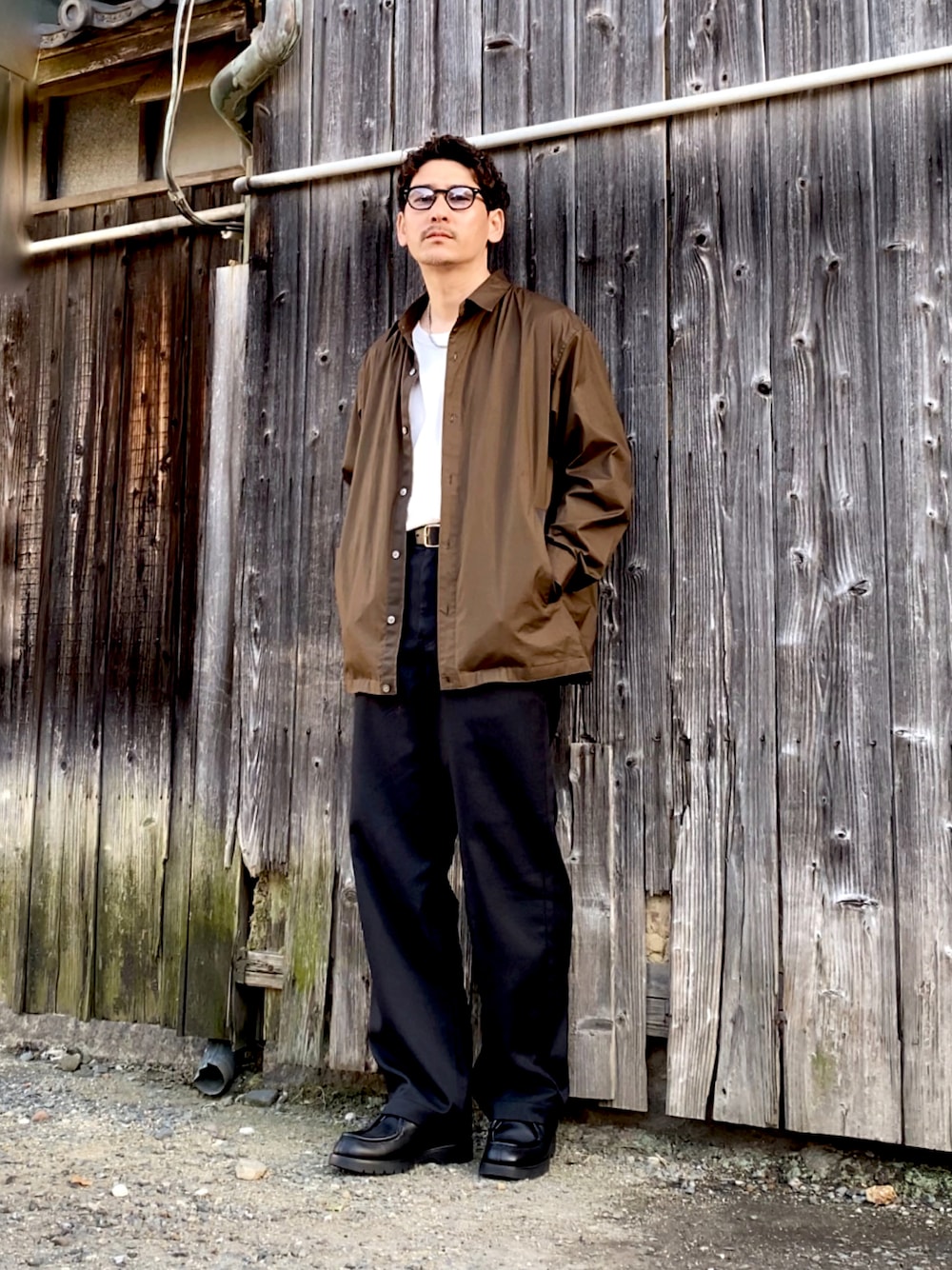 「大人カジュアル、シャツスタイル、シンプルコーデ、プチプラ、UNIQLO、ユニクロ、春コーデ、タックイン、白Tシャツ、きれいめカジュアル、黒パンツ、レイヤードスタイル、いまどきジャケット写真、革靴、モード」｜「UNIQLOのアイテム（シャツ/ブラウス、ブラウン系）」を使った、masaさん（メンズ・176cm）の春コーディネートの1枚目の写真