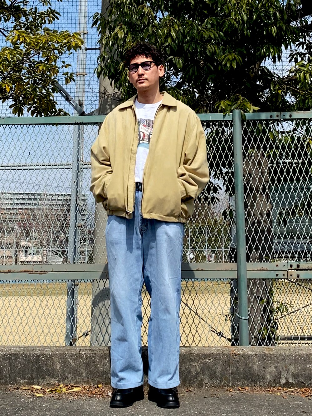 「春コーデ、春アウター、デニム、革靴、KLEMAN、休日スタイル、ゆるコーデ、SEEALL、supreme、古着MIX、古着、ストリートMIX、ブルゾン、ペールトーン、タックイン」｜「usedのアイテム（ブルゾン、ベージュ系）」を使った、masaさん（メンズ・176cm）の春コーディネートの1枚目の写真