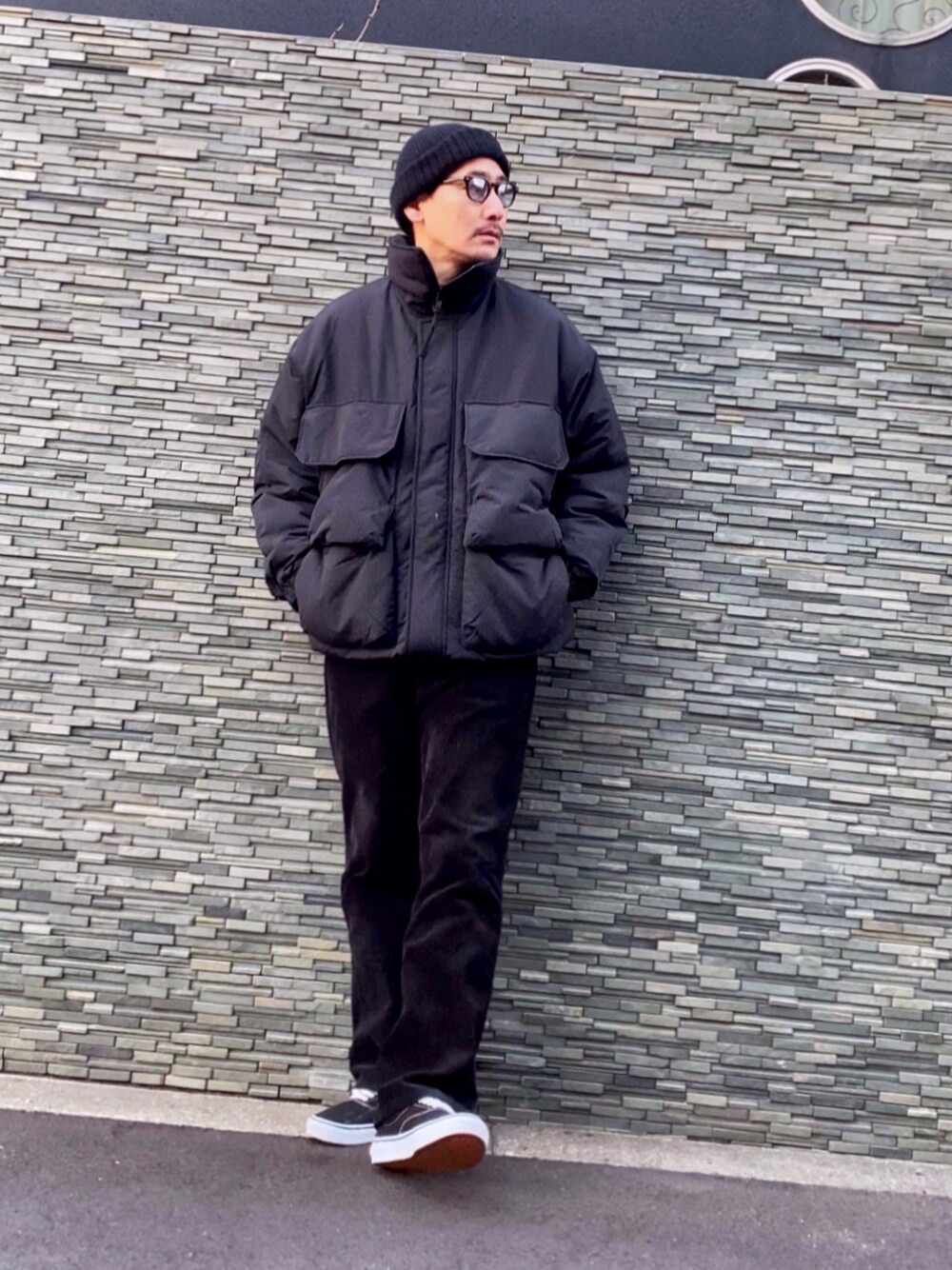 「ブラックコーデ、フレアパンツ、コーデュロイパンツ、大人カジュアル、冬コーデ、スニーカー、VANS、ニット帽、ストリート、古着MIX、私の推しブランド、ビッグシルエット、ワントーンコーデ、サングラス、黒パンツ」｜「MONKEY TIMEの＜monkey time＞ PDD HUNTING COAT/コート（ダウンジャケット/コート、ブラック系）」を使った、masaさん（メンズ・176cm）の冬コーディネートの1枚目の写真