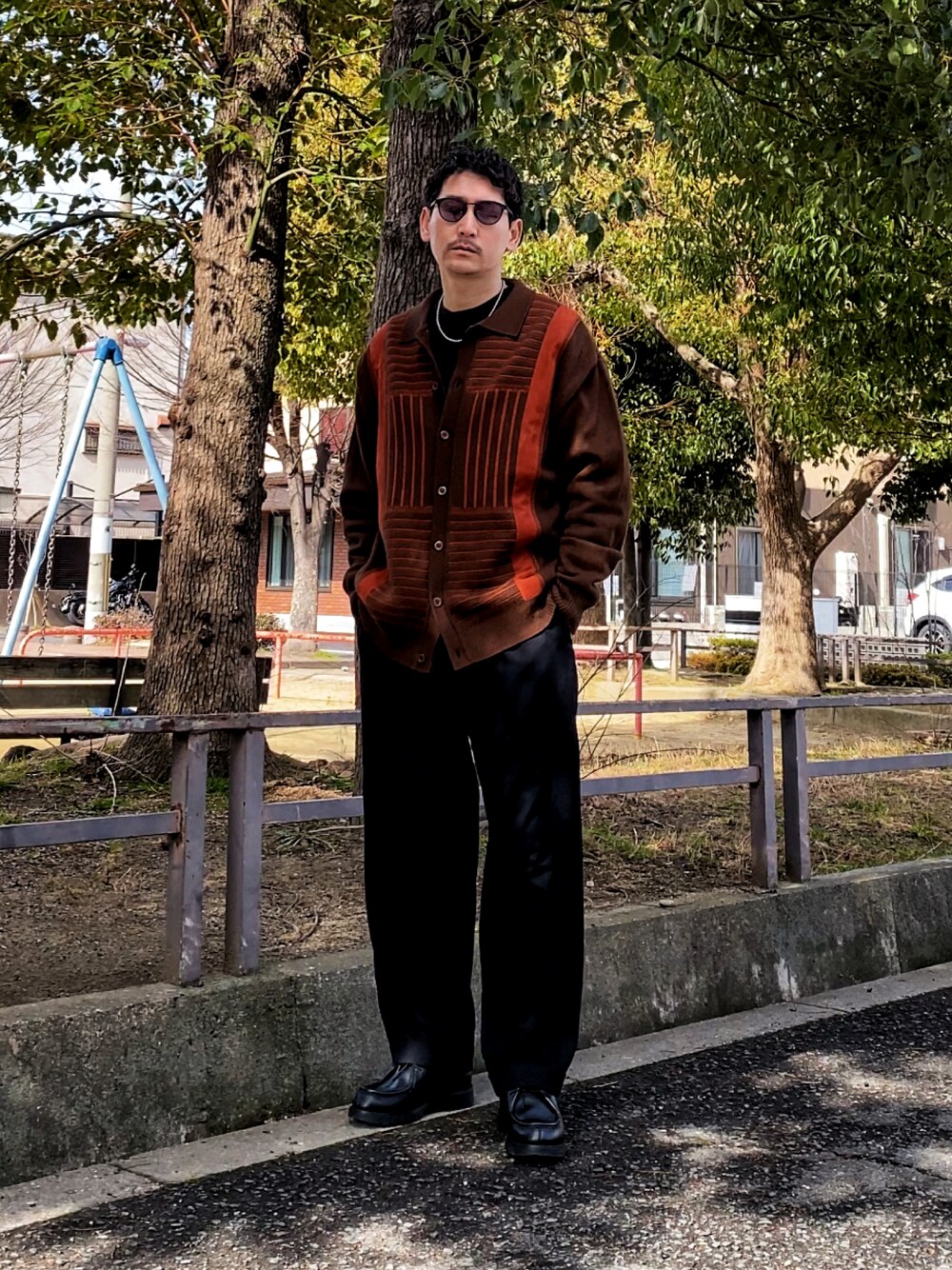 「古着コーデ、ニットジャケット、ニット、UNIQLO、スラックス、厚底シューズ、大人カジュアル、革靴、シンプルコーデ、チョコ色に染まれ、ほめられ本命コーデ、古着MIX、プチプラ、黒パンツ、vintage」｜「VINTAGEのアイテム（ブルゾン、レッド系）」を使った、masaさん（メンズ・176cm）の冬コーディネートの1枚目の写真