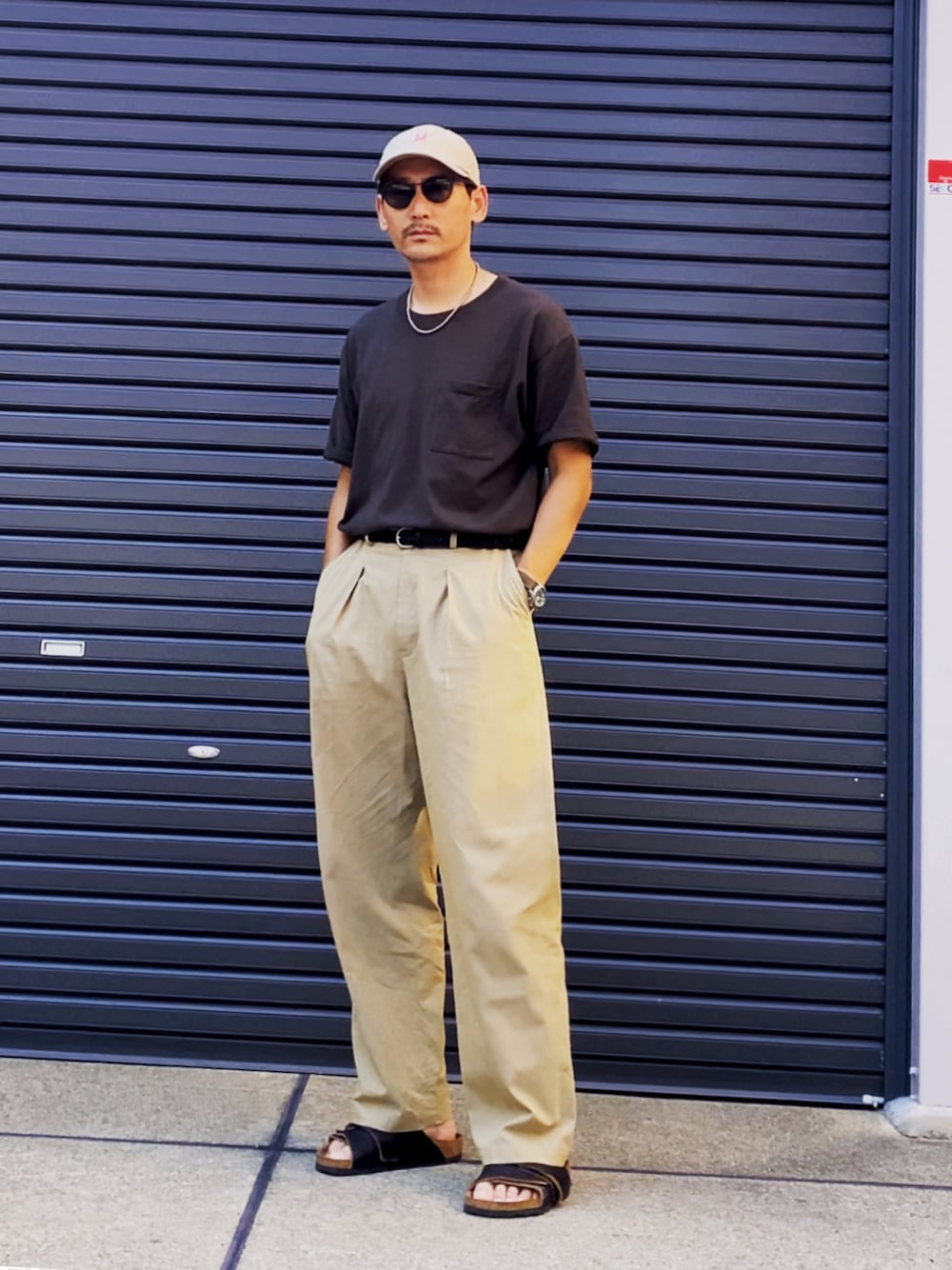 「ストリートMIX、きれいめカジュアル、スラックス、サンダル、大人カジュアル、Tシャツ、シンプルコーデ、モノトーン、ベージュ、秋服準備はじめました、古着MIX、タックイン、キャップ、ラフコーデ、サングラス」｜「BEAMS LIGHTSのBEAMS LIGHTS / ギザコットン スプレンダーツイスト クルーTシャツ (無地 / ポケット付き)（Tシャツ/カットソー、グレー系）」を使った、masaさん（メンズ・176cm）の夏コーディネートの1枚目の写真