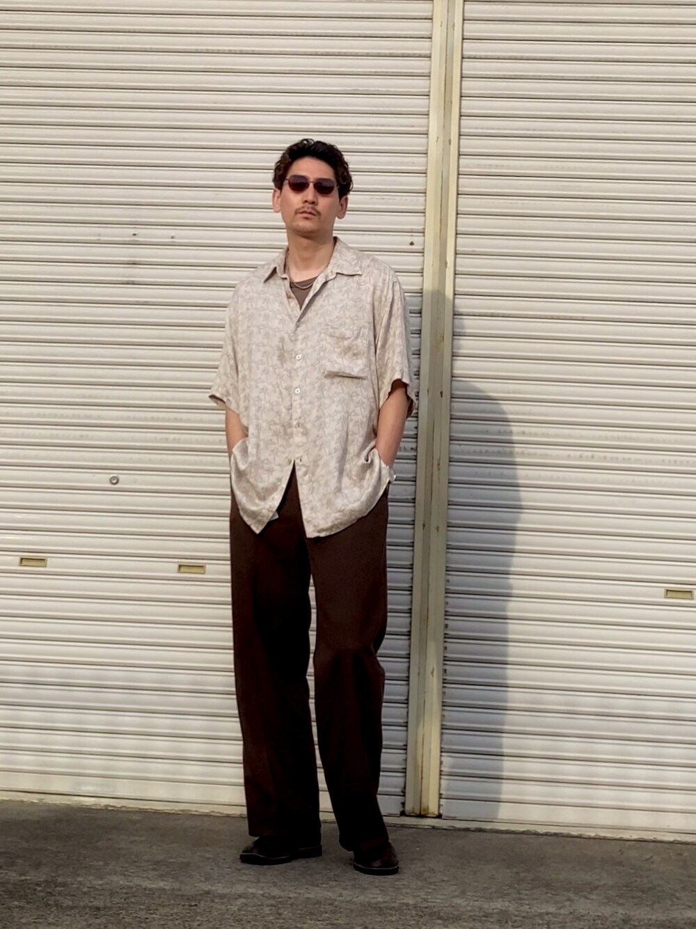 「柄シャツ、休日スタイル、大人カジュアル、古着MIX、古着、淡色コーデ、シルクハット、ビッグシルエット、アースカラー、プチプラ、サングラス、きれいめカジュアル、スラックス、厚底シューズ、夏コーデ」｜「VINTAGEのアイテム（シャツ/ブラウス、ベージュ系）」を使った、masaさん（メンズ・176cm）の夏コーディネートの1枚目の写真