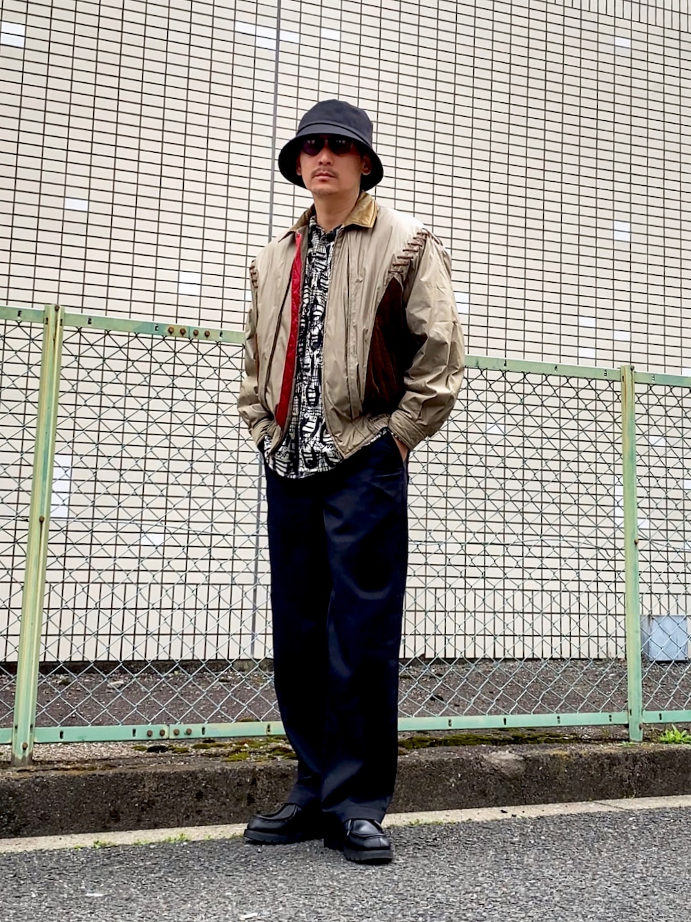 「ボンバージャケット、aie、柄シャツ、春コーデ、バケットハット、ビッグシルエット、スラックス、黒パンツ、KLEMAN、革靴、古着MIX、きれいめカジュアル、大人カジュアル、ブルゾン、シャツスタイル」｜「VINTAGEのアイテム（ミリタリージャケット、グリーン系）」を使った、masaさん（メンズ・176cm）の春コーディネートの1枚目の写真