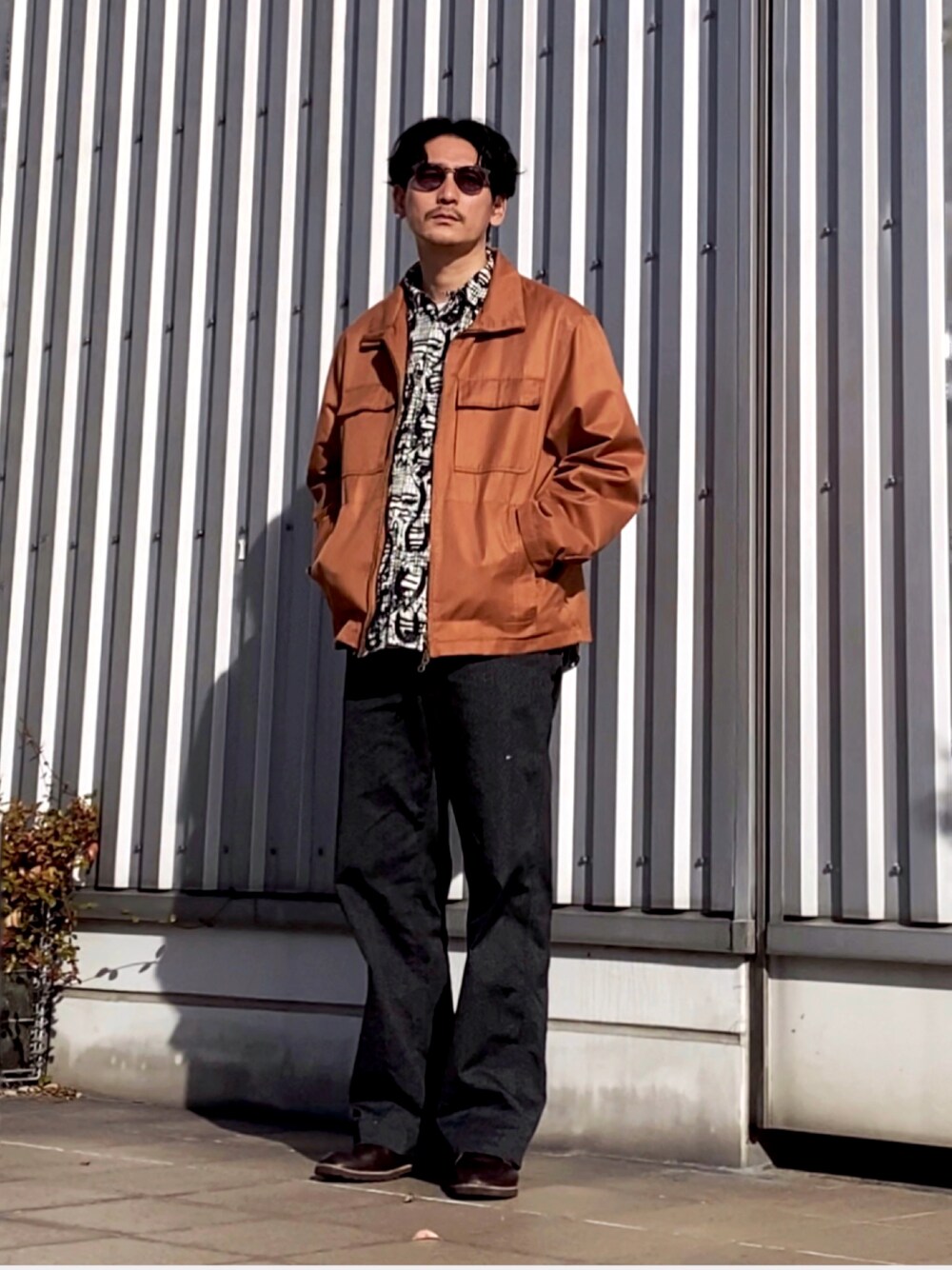 「ビッグシルエット、vintage、柄シャツ、大人カジュアル、休日スタイル、ブラウン、革靴、古着MIX、きれいめカジュアル、シンプルコーデ、シャツスタイル、秋コーデ、aie、AURALEE、マイベストコーデ2021」｜「AiEのアイテム（シャツ/ブラウス、ホワイト系）」を使った、masaさん（メンズ・176cm）の冬コーディネートの1枚目の写真