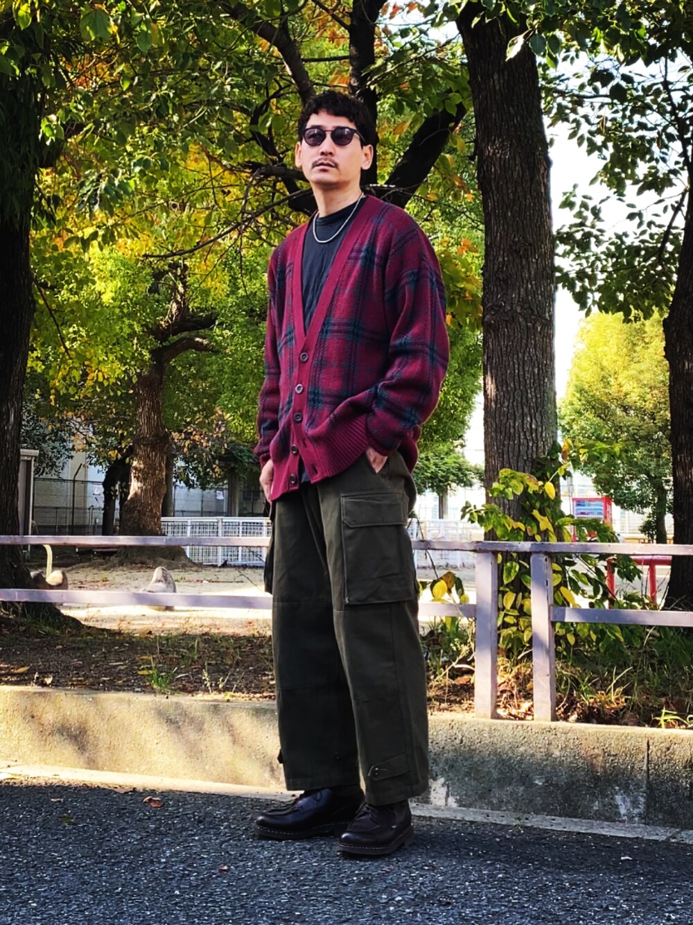 「古着MIX、カーゴパンツ、カーディガン、m47、Paraboot、革靴、ビッグシルエット、秋冬コーデ、シンプルコーデ、大人カジュアル、未来のWEARISTAプロジェクト、古着コーデ、ヴィンテージ、ミリタリー、プチプラ」｜「VINTAGEのアイテム（ブルゾン、レッド系）」を使った、masaさん（メンズ・176cm）の秋コーディネートの1枚目の写真