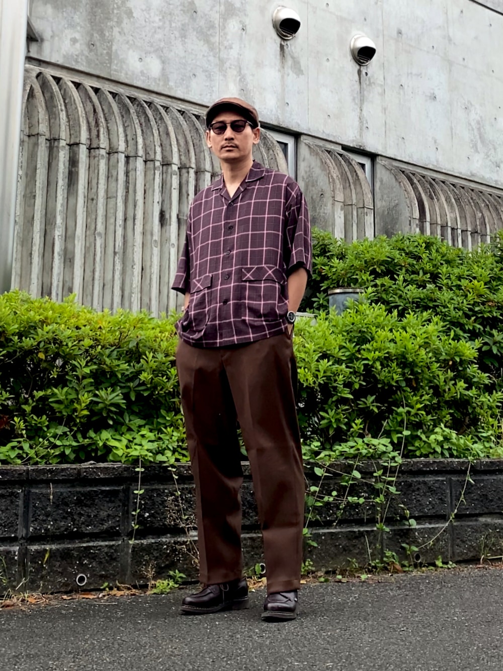 ブラウン系のシャツ/ブラウス、ブラウン系のスラックス、ブラウン系のドレスシューズを着用したメンズの夏コーディネートの1枚目の写真