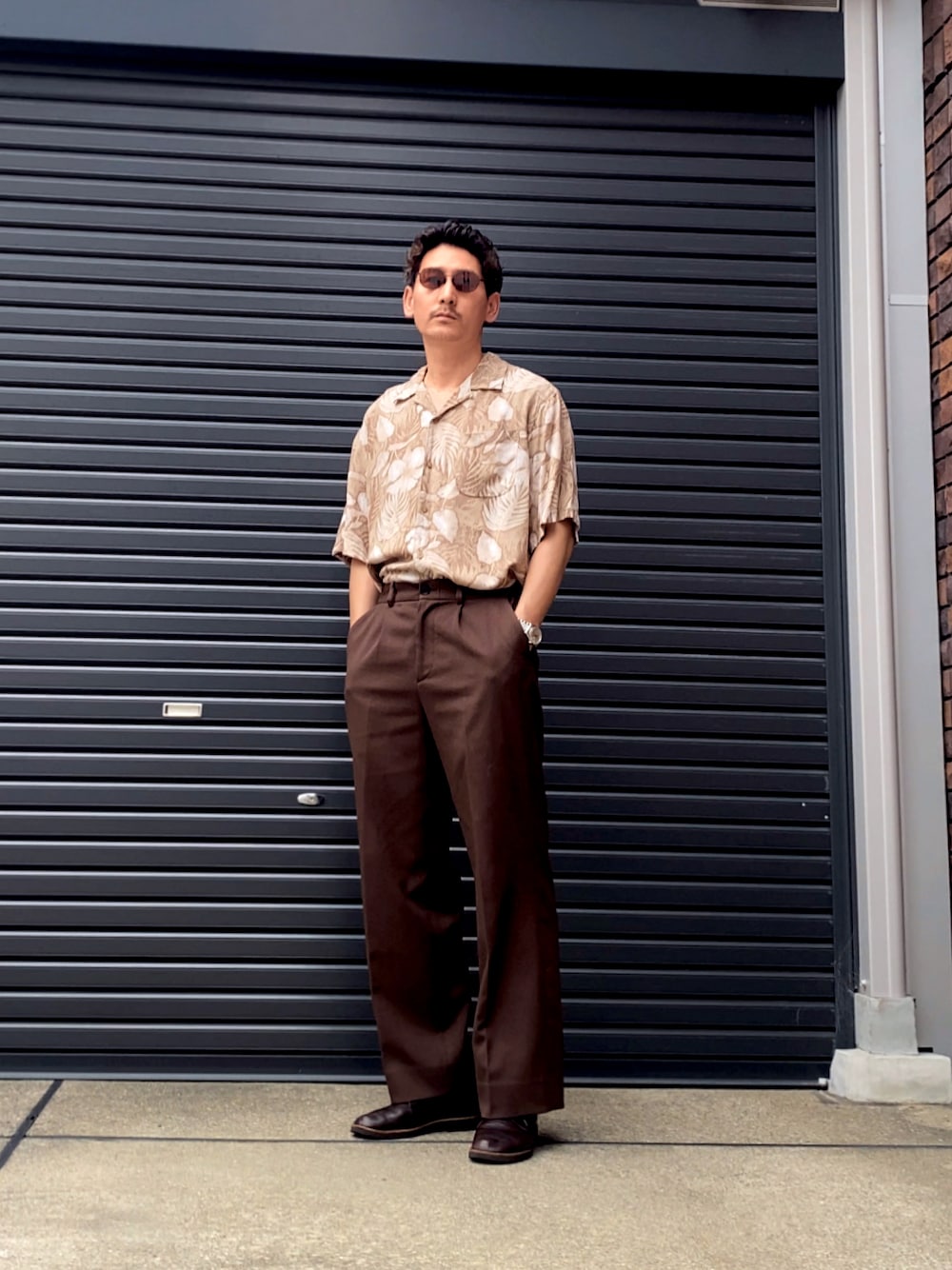 「柄シャツ、アロハシャツ、オープンカラーシャツ、シンプルコーデ、ビッグシルエット、古着MIX、タックイン、アースカラー、このスタイルがお気に入り、きれいめカジュアル、大人カジュアル、ワイドパンツ、スラックス、ベージュ、サングラス」｜「VINTAGEのアイテム（シャツ/ブラウス、ベージュ系）」を使った、masaさん（メンズ・176cm）の夏コーディネートの1枚目の写真