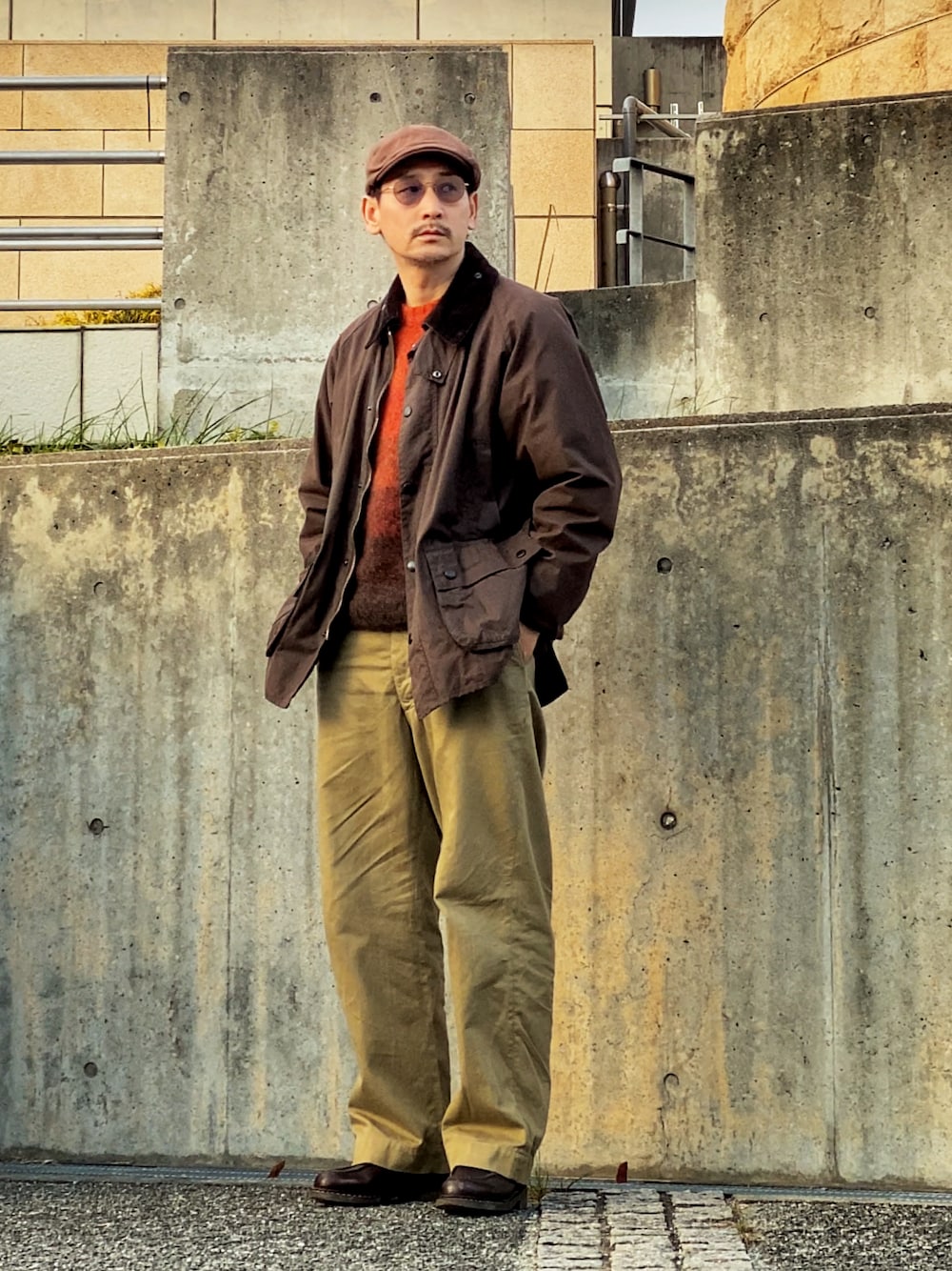 「冬コーデ、barbour、チノパン、大人カジュアル、休日スタイル、シンプル、アースカラー、ニット、ハンチング、古着MIX、革靴、クリスマスに着たい服、オレンジ、マイベストコーデ2024、ワークスタイル」｜「Barbourのアイテム（ブルゾン、ブラウン系）」を使った、masaさん（メンズ・176cm）の冬コーディネートの1枚目の写真