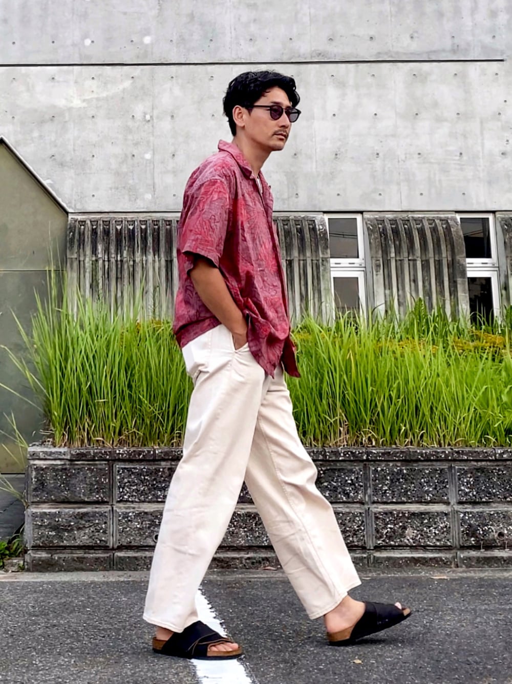 「柄シャツ、白パンツ、古着MIX、birkenstock、サンダル、赤シャツ、アロハシャツ、大人カジュアル、サングラス、夏コーデ、ビッグシルエット、シャツスタイル、メガネ男子、プチプラ、カラーパンツ」｜「usedのアイテム（シャツ/ブラウス、レッド系）」を使った、masaさん（メンズ・176cm）の夏コーディネートの1枚目の写真