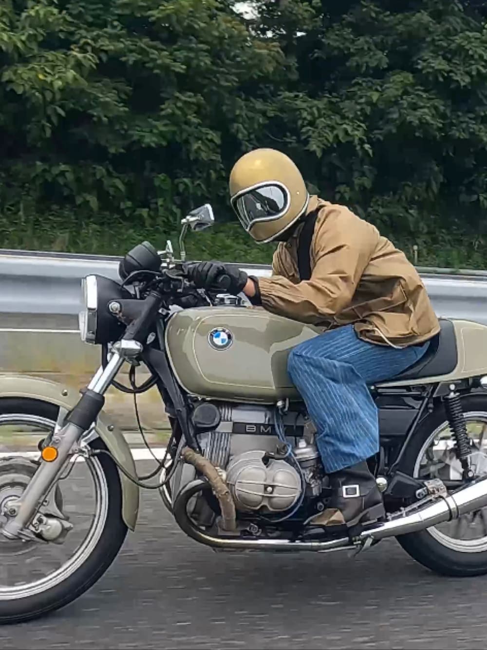 「バイク、バイクスタイル、ミリタリー、ミリタリージャケット、ストライプパンツ、ストライプデニム、フレアパンツ、フレアデニム、エンジニアブーツ、レザーグローブ」｜「ISAMU KATAYAMA BACKLASHのアイテム（ミリタリージャケット、グリーン系）」を使った、Mojaさん（メンズ・166cm）の夏コーディネートの1枚目の写真