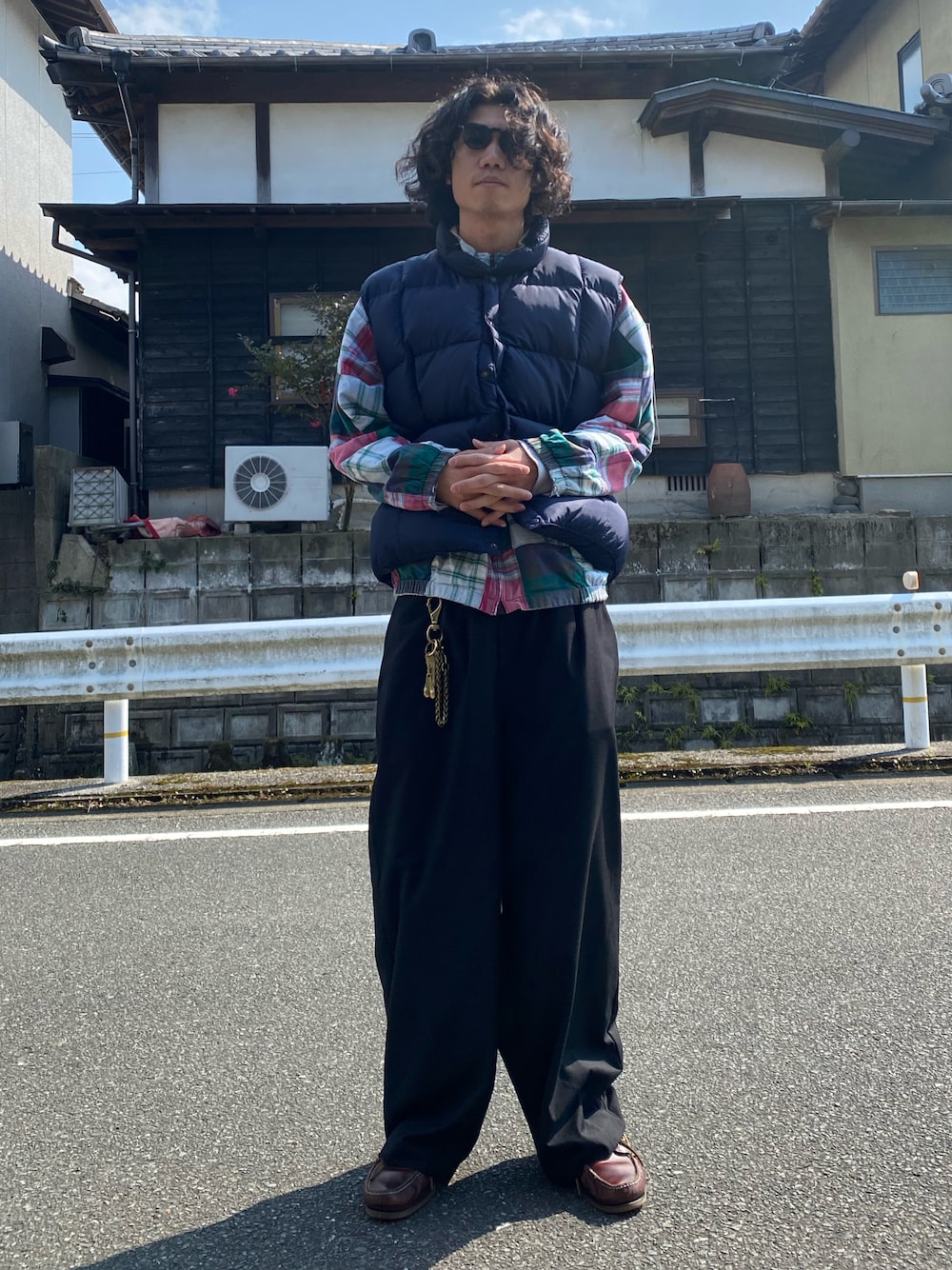 「古着、古着MIX、ダウンベスト、ダウンジャケット、スラックス、サングラス、Timberland」｜「Lands' Endのアイテム（ダウンベスト、ブルー系）」を使った、mudaiさん（メンズ・190cm）の春コーディネートの1枚目の写真