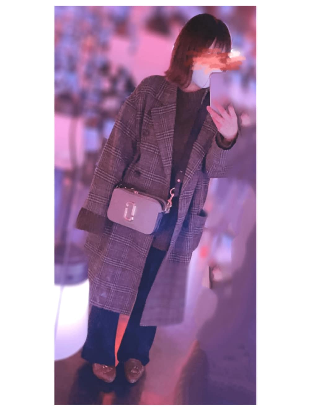 「冬コーデ、マークバイマークジェイコブス、茶色コーデ、フレアパンツ、チェック柄コート、ローファー」｜「RETRO GIRLの配色ステッチニット（ニット/セーター、ブラウン系）」を使った、さきさん（レディース・152cm）の春コーディネートの1枚目の写真