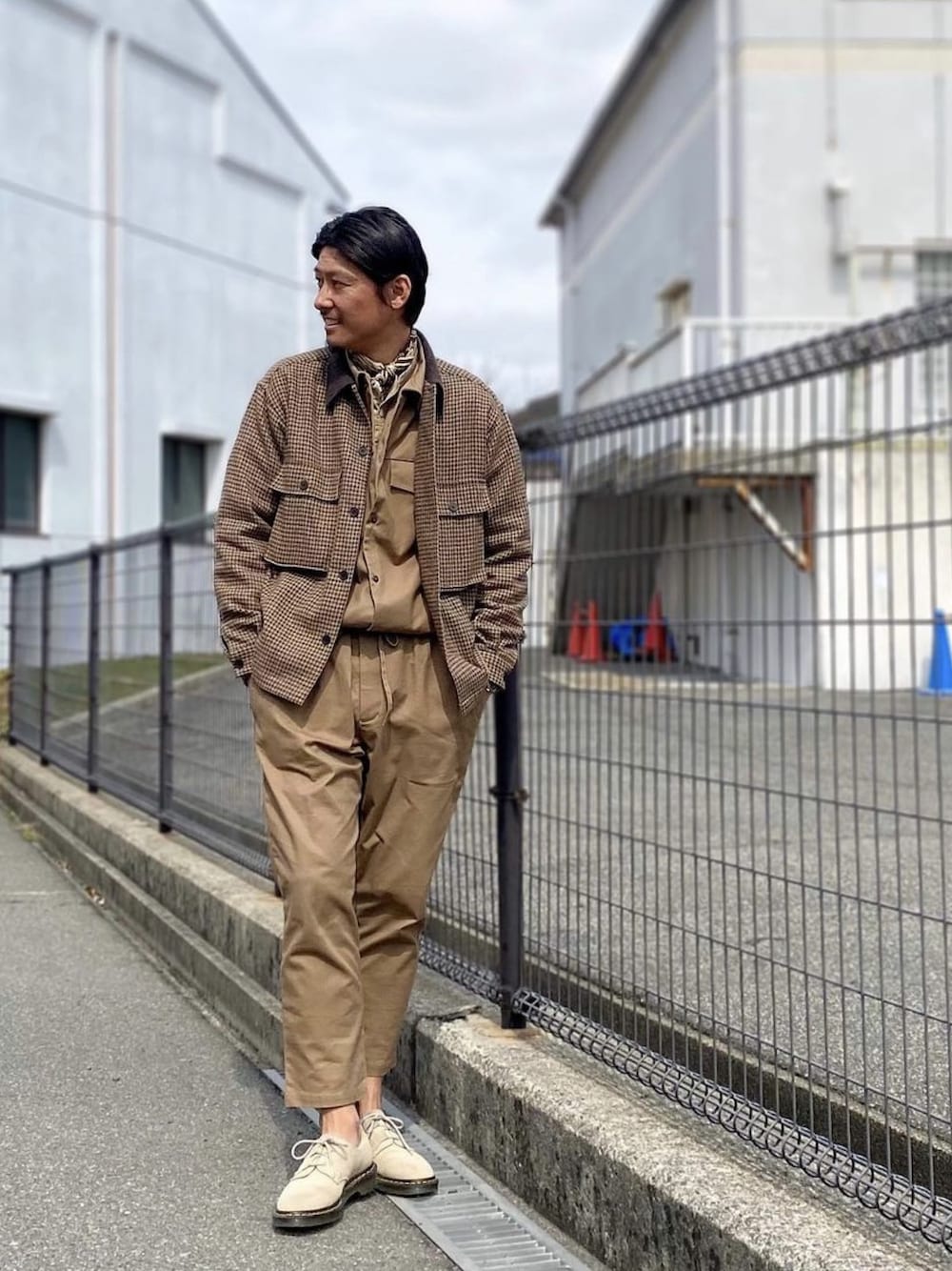 「ジャンプスーツ、オールインワン、つなぎ、シンプルコーデ、おしゃれさんと繋がりたい、ゆるコーデ、カジュアルコーデ、はるコーデ、オーバーサイズ、きれいめカジュアル、古着コーデ、古着MIX、アラフォー、大人カジュアル、40代ファッション」｜「Wansieのアイテム（つなぎ/オールインワン、ブラウン系）」を使った、t.kiyomotoさん（メンズ・179cm）の春コーディネートの1枚目の写真
