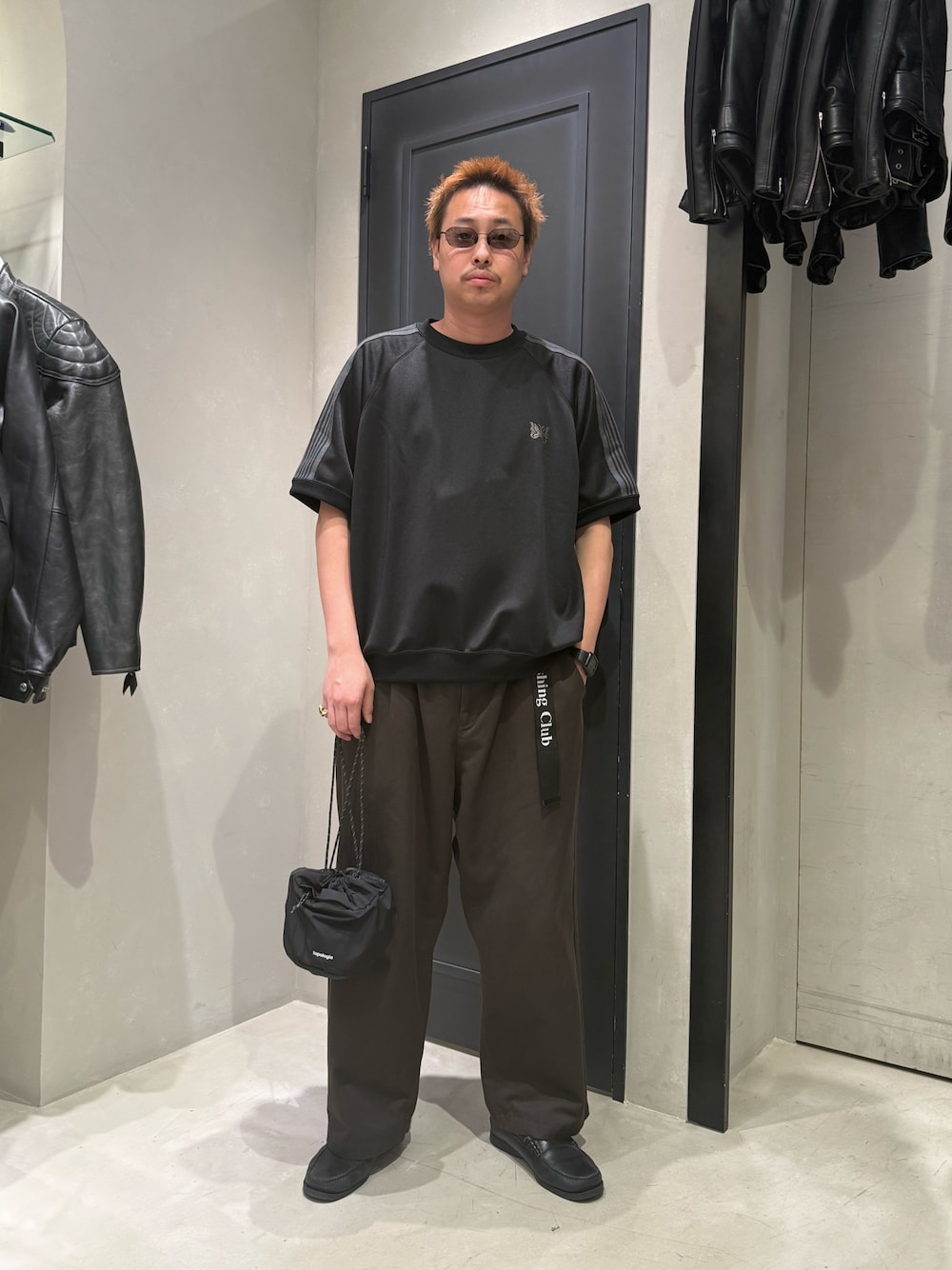 ブラック系のショルダーバッグを着用したメンズの夏コーディネートの1枚目の写真