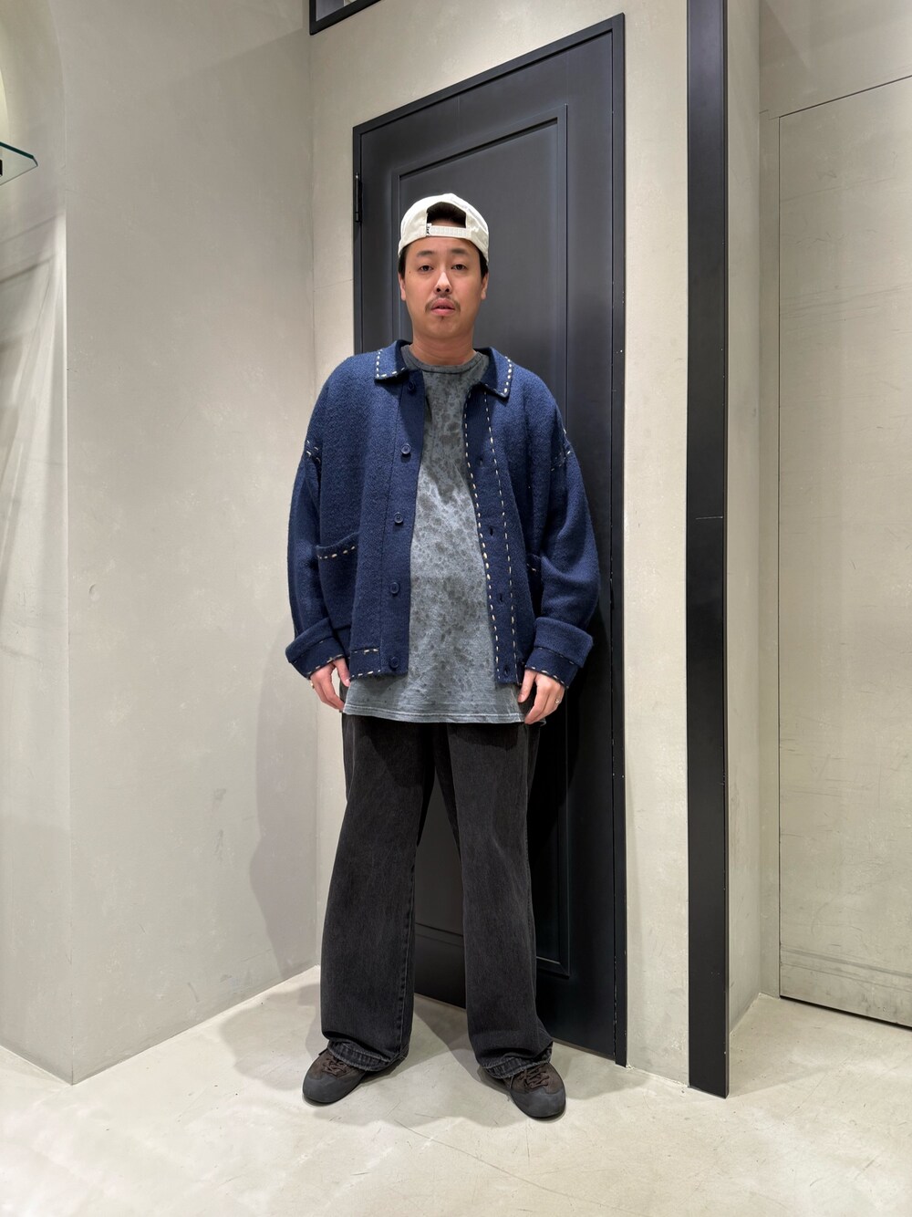 ブルー系のカーディガン/ボレロを着用したメンズの秋コーディネートの1枚目の写真