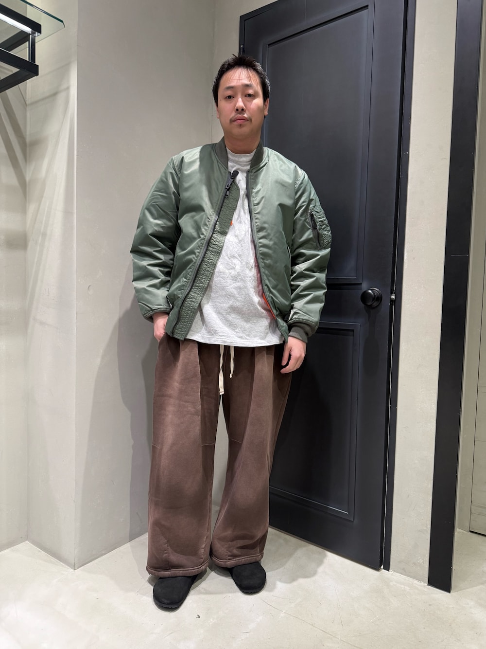 ブラック系のサンダルを着用したメンズの冬コーディネートの1枚目の写真