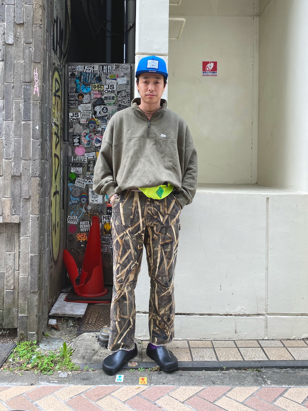 「だから秋服が好き、大人カジュアル、アウトドアスタイル、アウトドア、休日スタイル、オーバーサイズ、ミュール、ビルケンシュトック、古着MIX、BEAVER」｜「ABU GARCIAのAbu Garcia × is-ness/アブガルシア×イズネス　BIG REVERSIBLE HZ SWEAT 　ビッグリバーシブルハーフジップスウェット　21AAB-2003（スウェット、グリーン系）」を使った、tenkuluさん（メンズ・174cm）の秋コーディネートの1枚目の写真