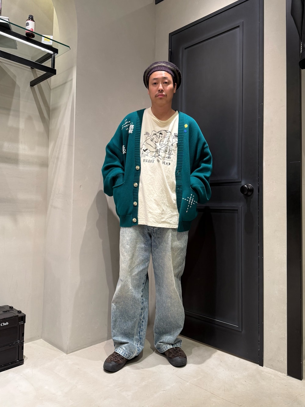 グリーン系のカーディガン/ボレロを着用したメンズの秋コーディネートの1枚目の写真