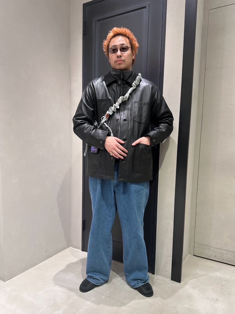 「冬アウター、レザー、レザージャケット、デニム、デニムコーデ、レザーシューズ、ワイドデニム、トラックジャケット、サングラス、BEAVER」｜「TopologieのTopologie/トポロジー　Bungee Strap Synthetic Leather バンジーストラップ【ストラップ単体】（スマホグッズ、シルバー系）」を使った、tenkuluさん（メンズ・174cm）の冬コーディネートの1枚目の写真