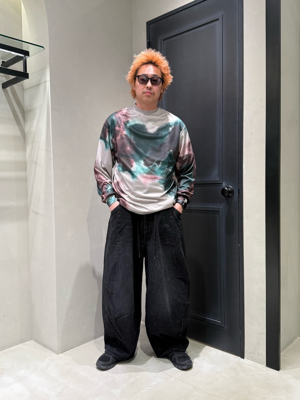 ブラック系のスニーカーを着用したメンズの春コーディネートの1枚目の写真