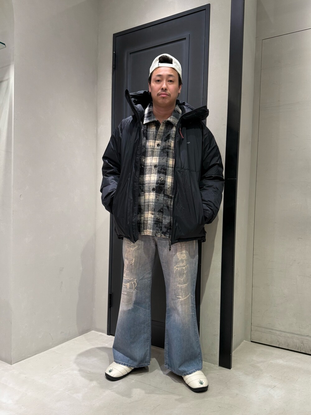 その他のデニムパンツ、ベージュ系のサンダルを着用したメンズの秋コーディネートの1枚目の写真
