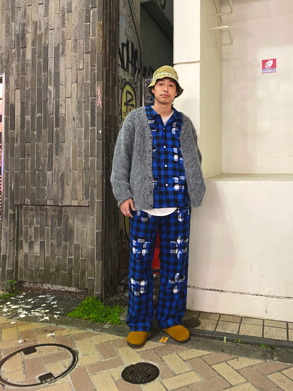 「だから秋服が好き、おしゃれさんと繋がりたい、リラックススタイル、秋のコーデ、シャツスタイル、セットアップ、ネルシャツ、チェック、パジャマ、BEAVER」｜「MANASTASHのMANASTASH/マナスタッシュ　ABERDEEN KURTIGAN '21 アバディーンカーティガン’21 7114100 ニットカーディガン（ニット/セーター、グレー系）」を使った、tenkuluさん（メンズ・174cm）の秋コーディネートの1枚目の写真