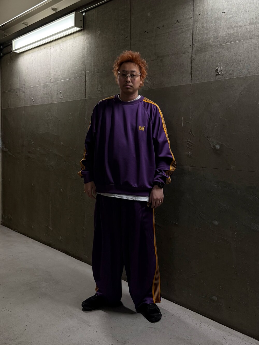 ブラック系のスニーカーを着用したメンズの春コーディネートの1枚目の写真