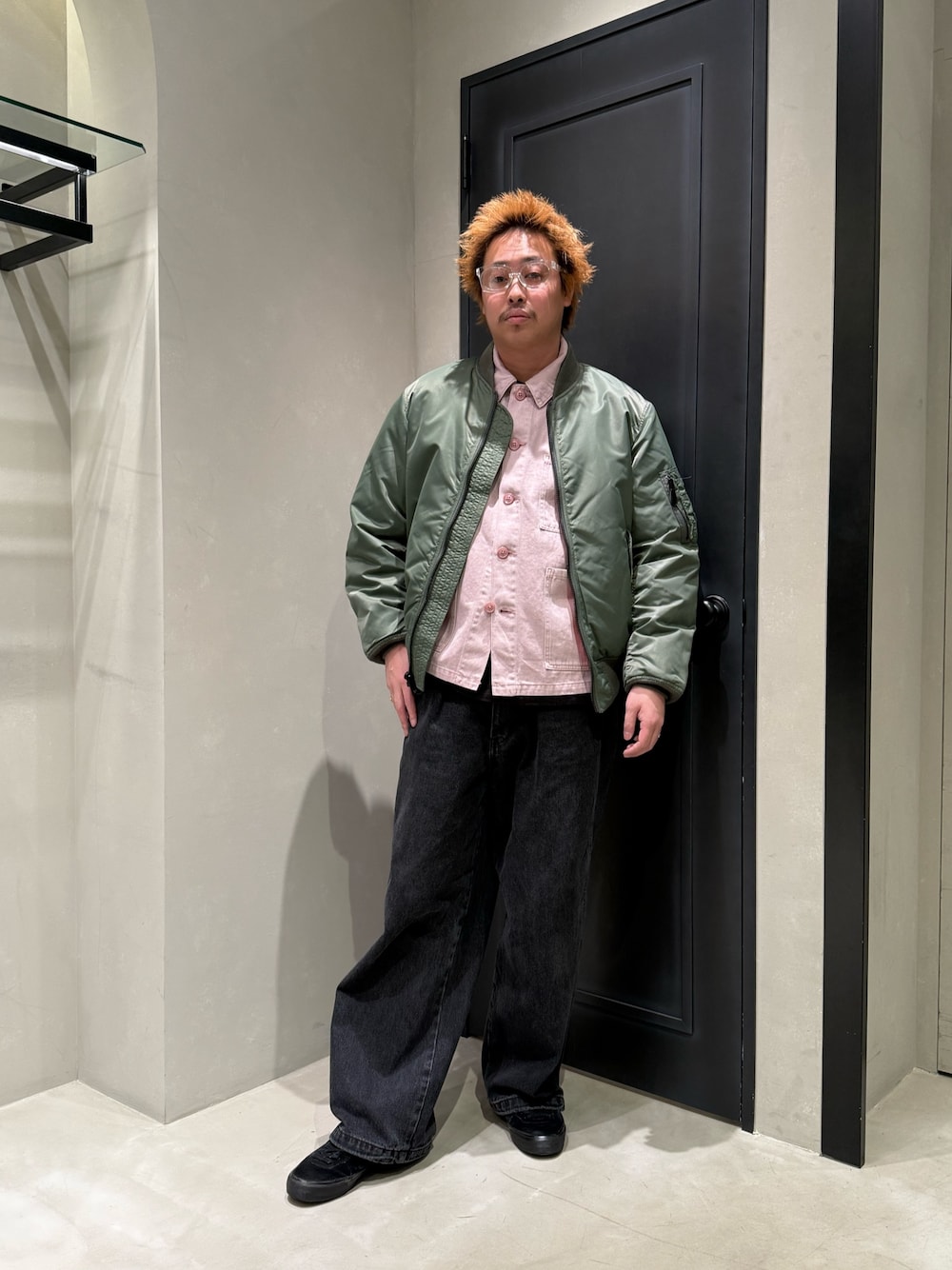 ブラック系のTシャツ/カットソーを着用したメンズの冬コーディネートの1枚目の写真