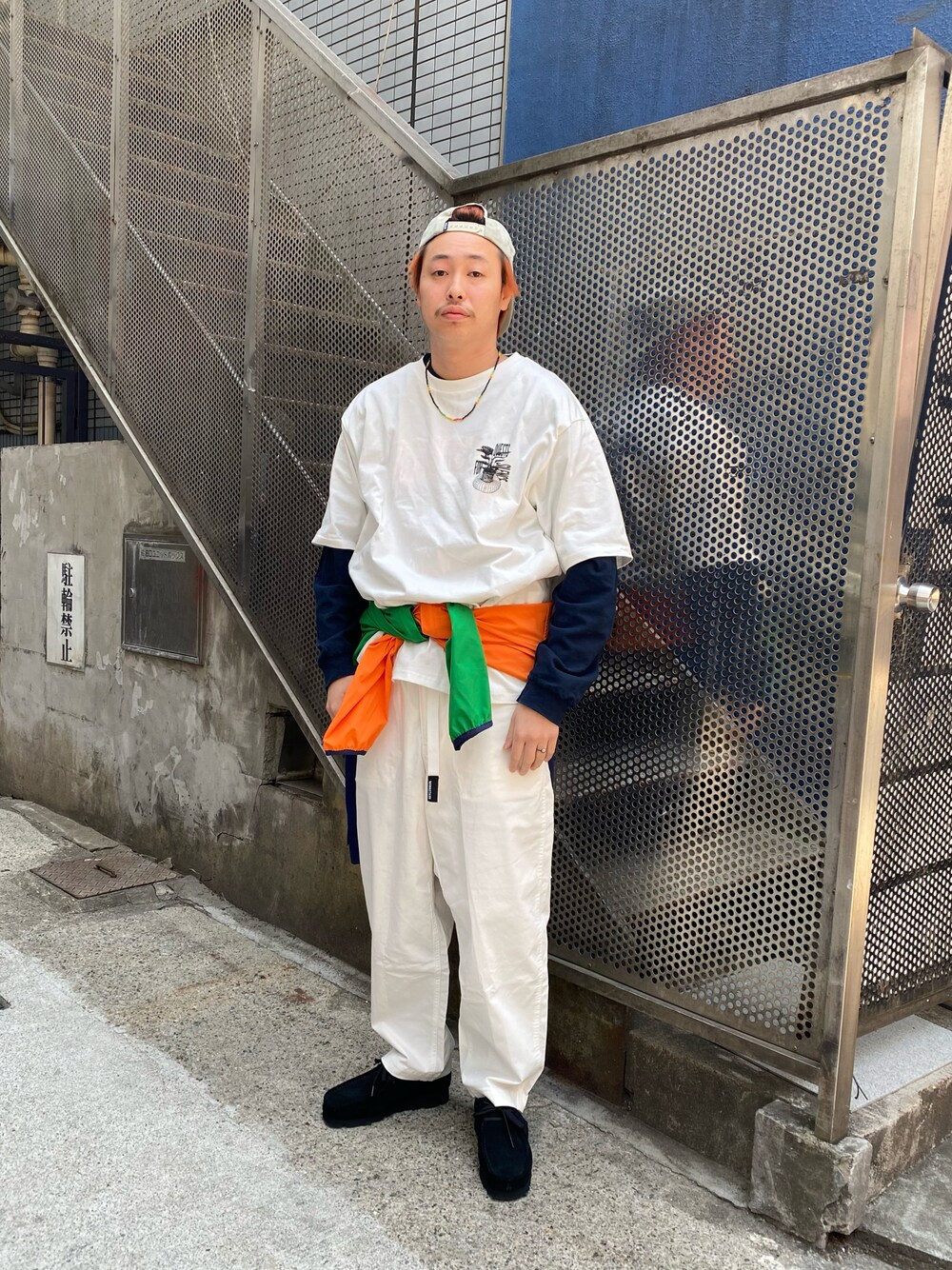 ホワイト系のその他パンツ、その他のブルゾン、ホワイト系のTシャツ/カットソーを着用したメンズの春コーディネートの1枚目の写真