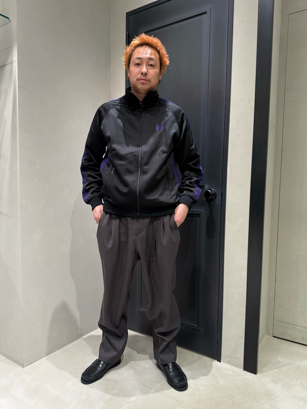 グレー系のスラックスを着用したメンズの冬コーディネートの1枚目の写真