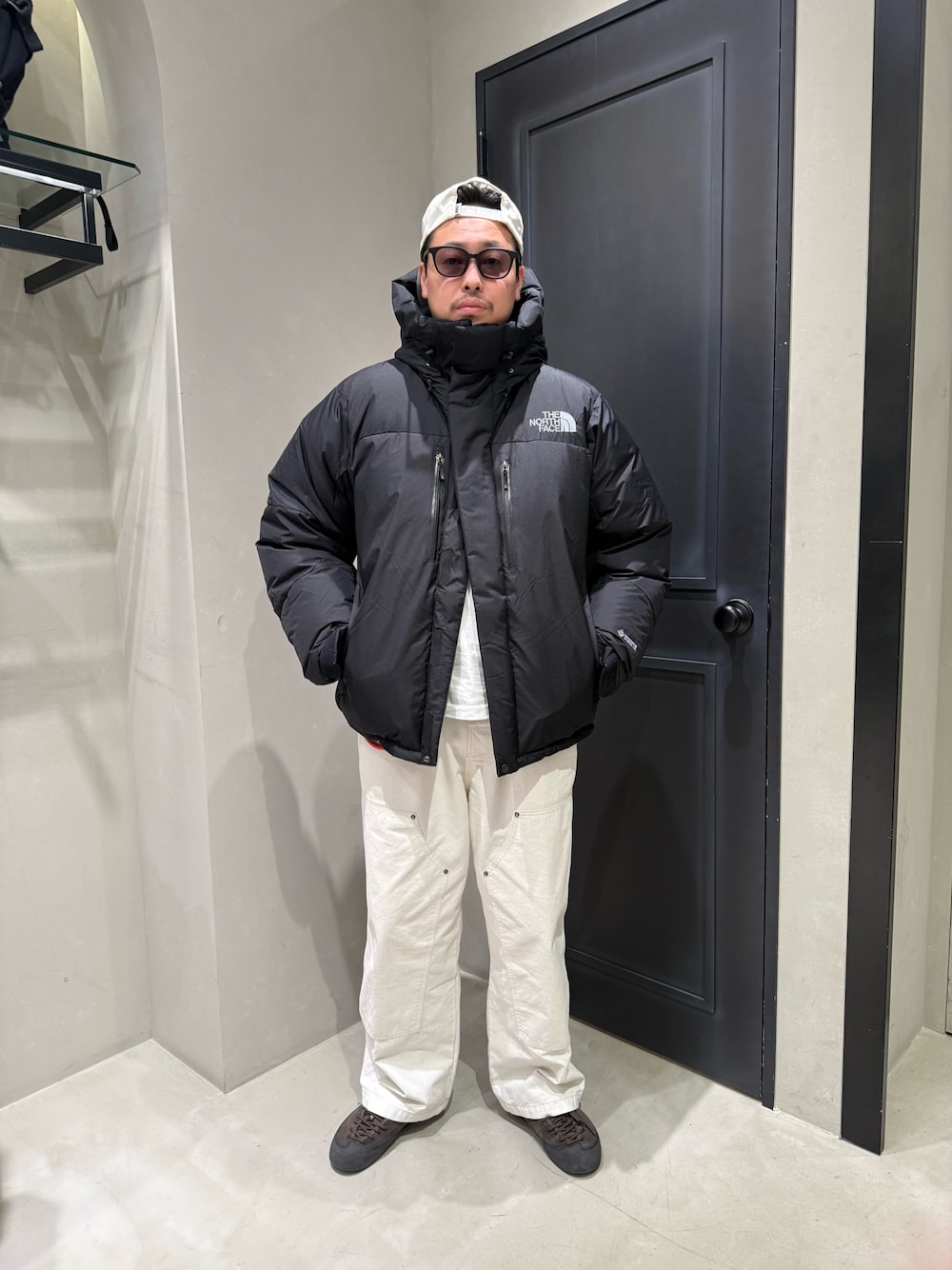 ブラック系のダウンジャケット/コートを着用したメンズの冬コーディネートの1枚目の写真